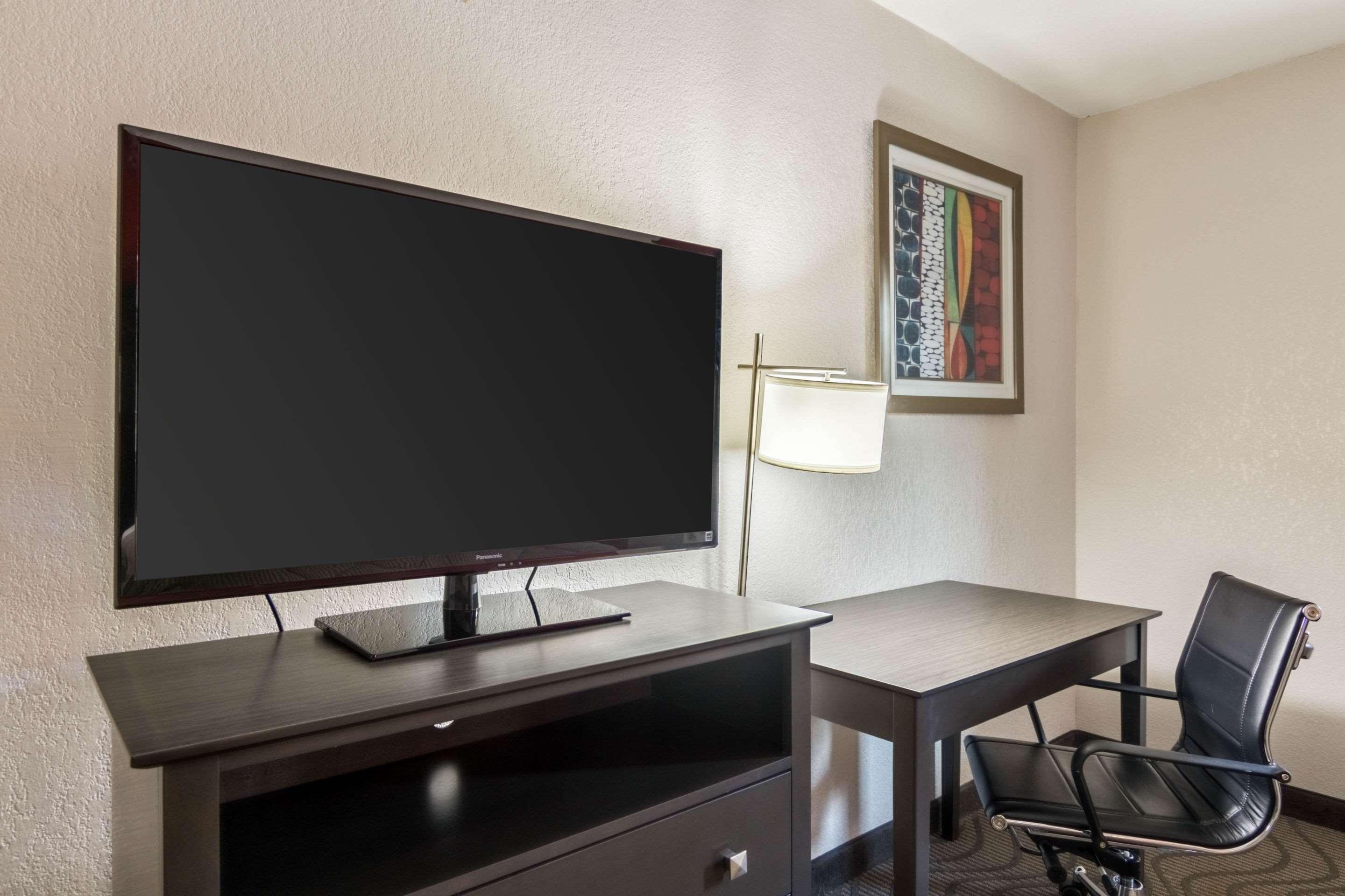 Clarion Inn & Suites Russellville I-40 Ngoại thất bức ảnh