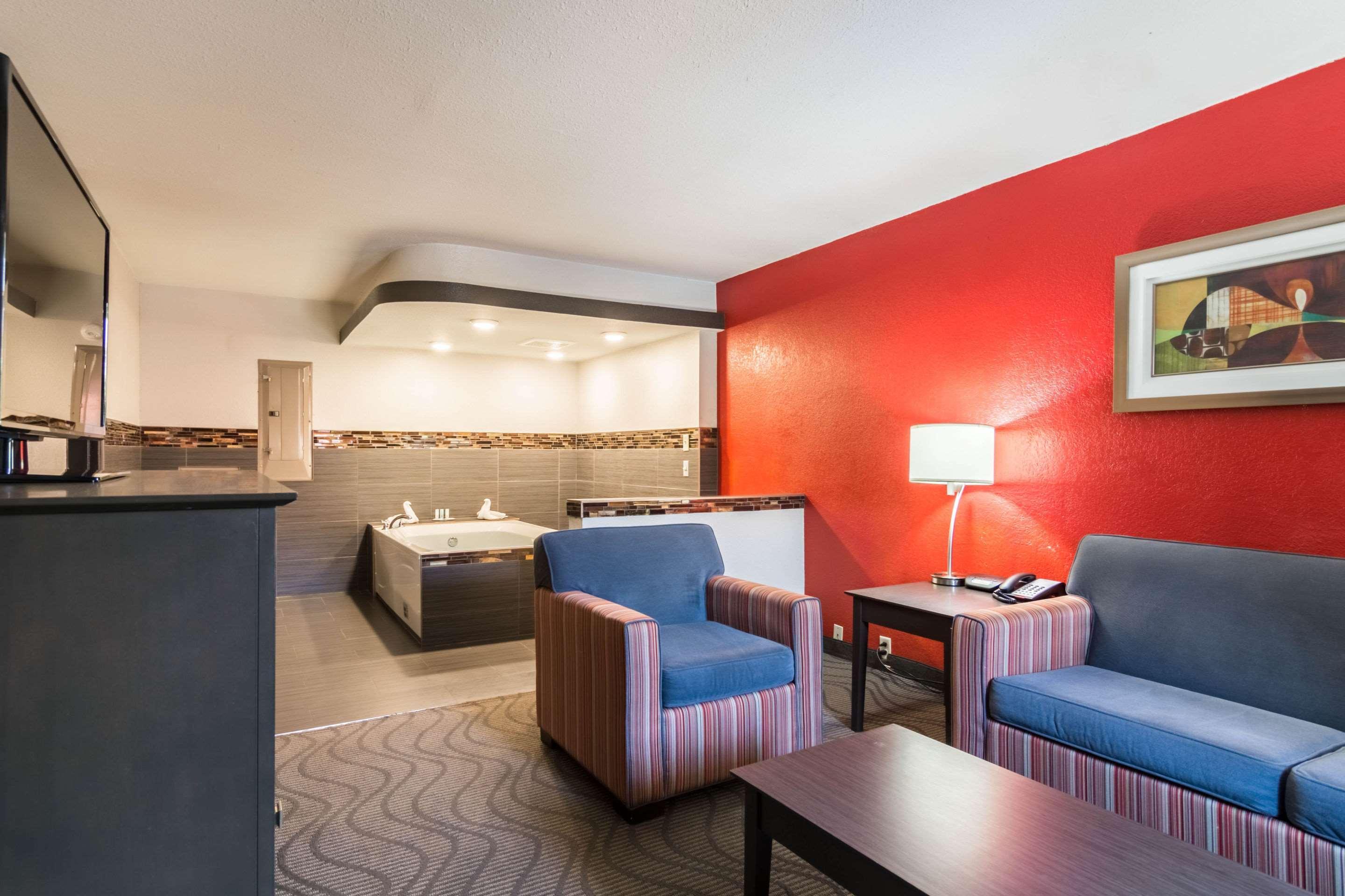 Clarion Inn & Suites Russellville I-40 Ngoại thất bức ảnh