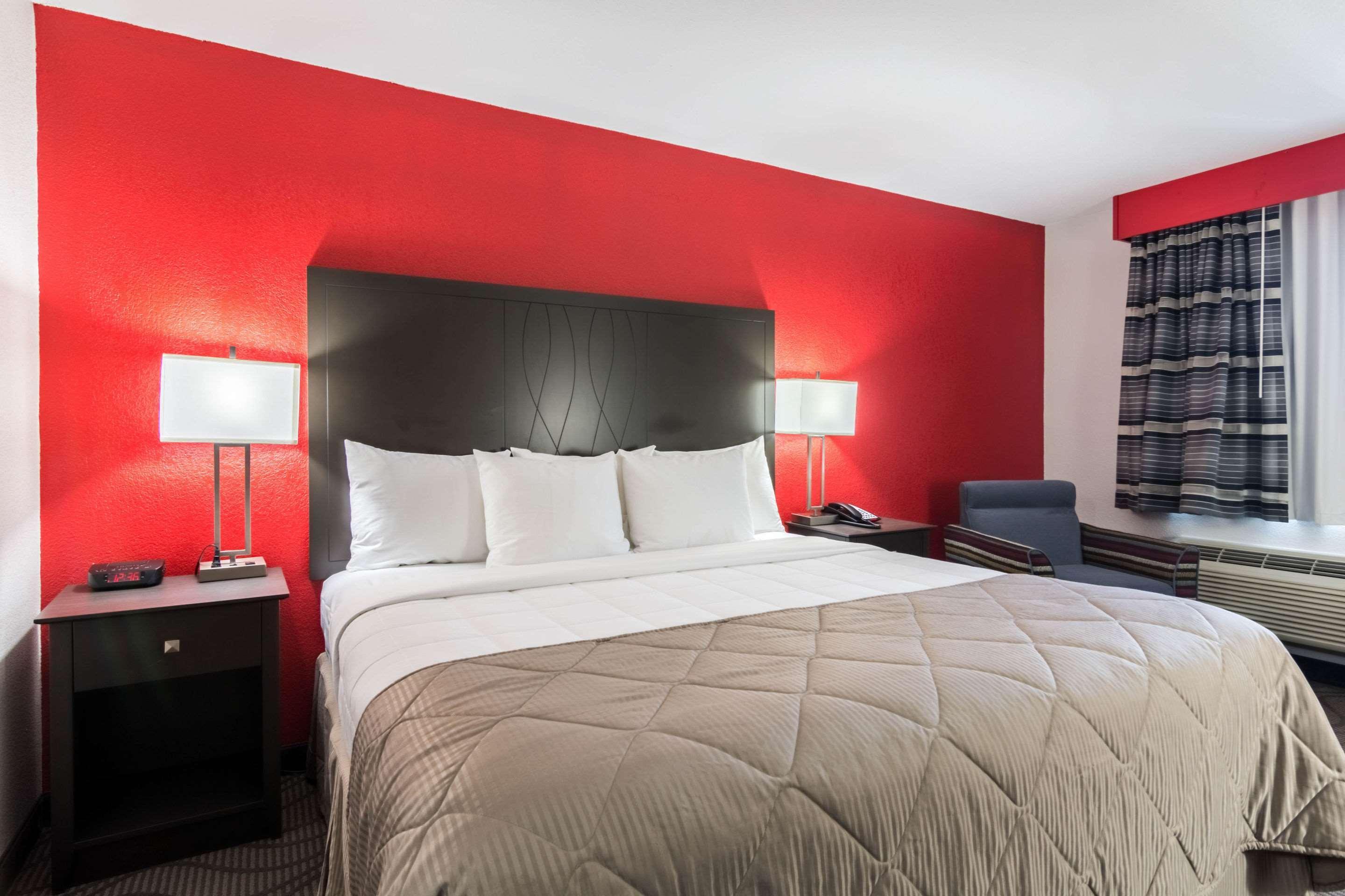 Clarion Inn & Suites Russellville I-40 Ngoại thất bức ảnh
