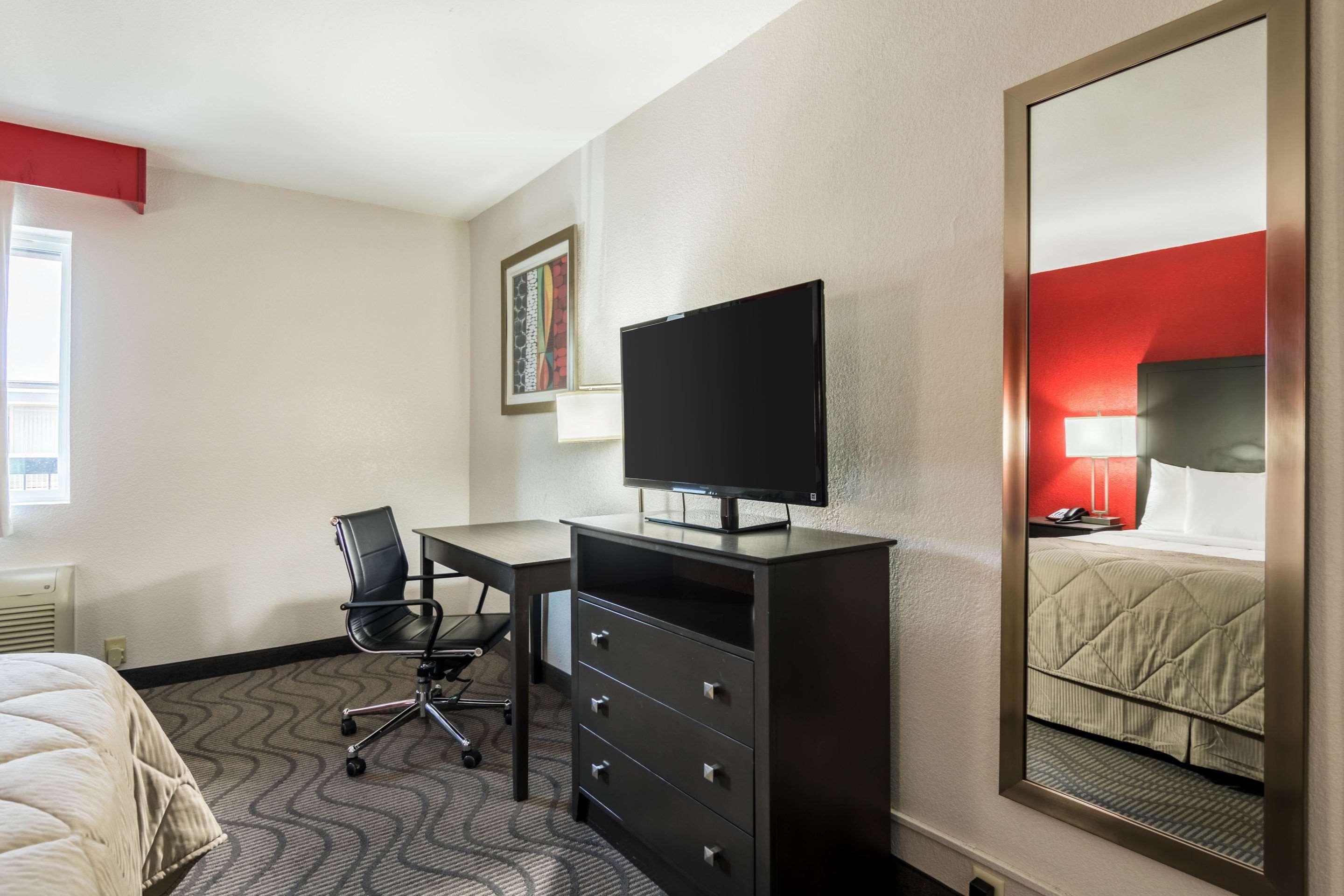 Clarion Inn & Suites Russellville I-40 Ngoại thất bức ảnh