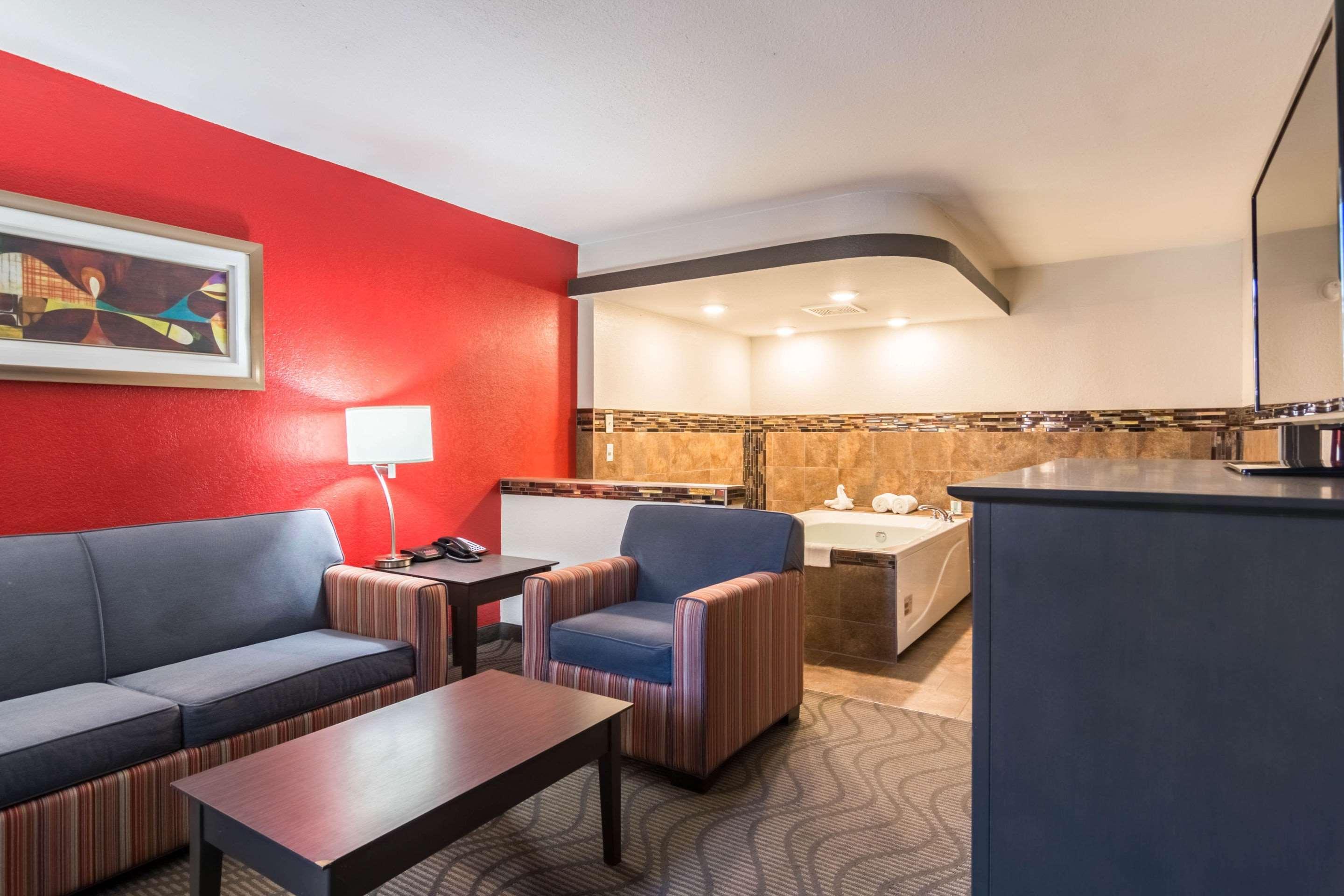 Clarion Inn & Suites Russellville I-40 Ngoại thất bức ảnh