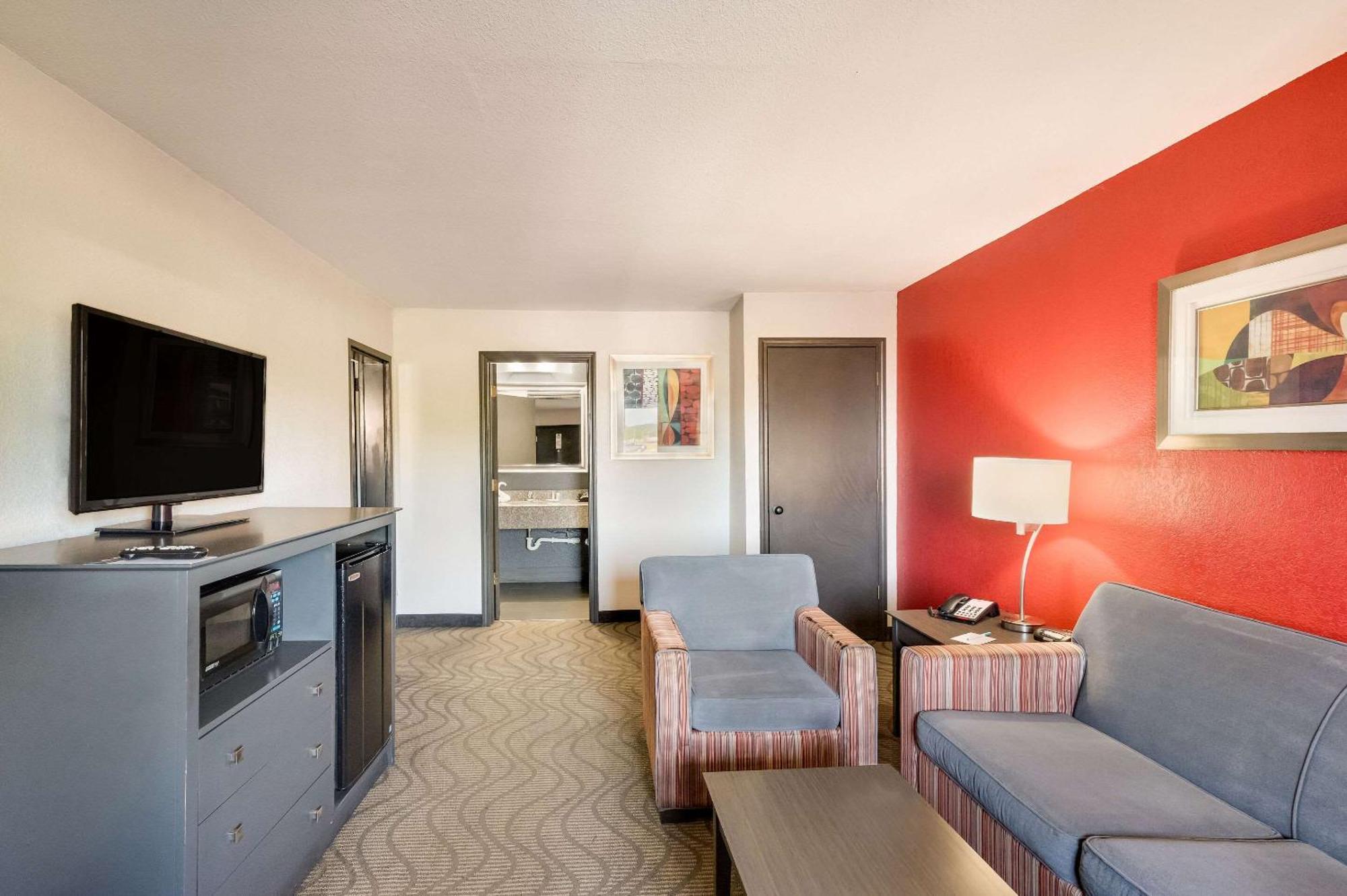 Clarion Inn & Suites Russellville I-40 Ngoại thất bức ảnh