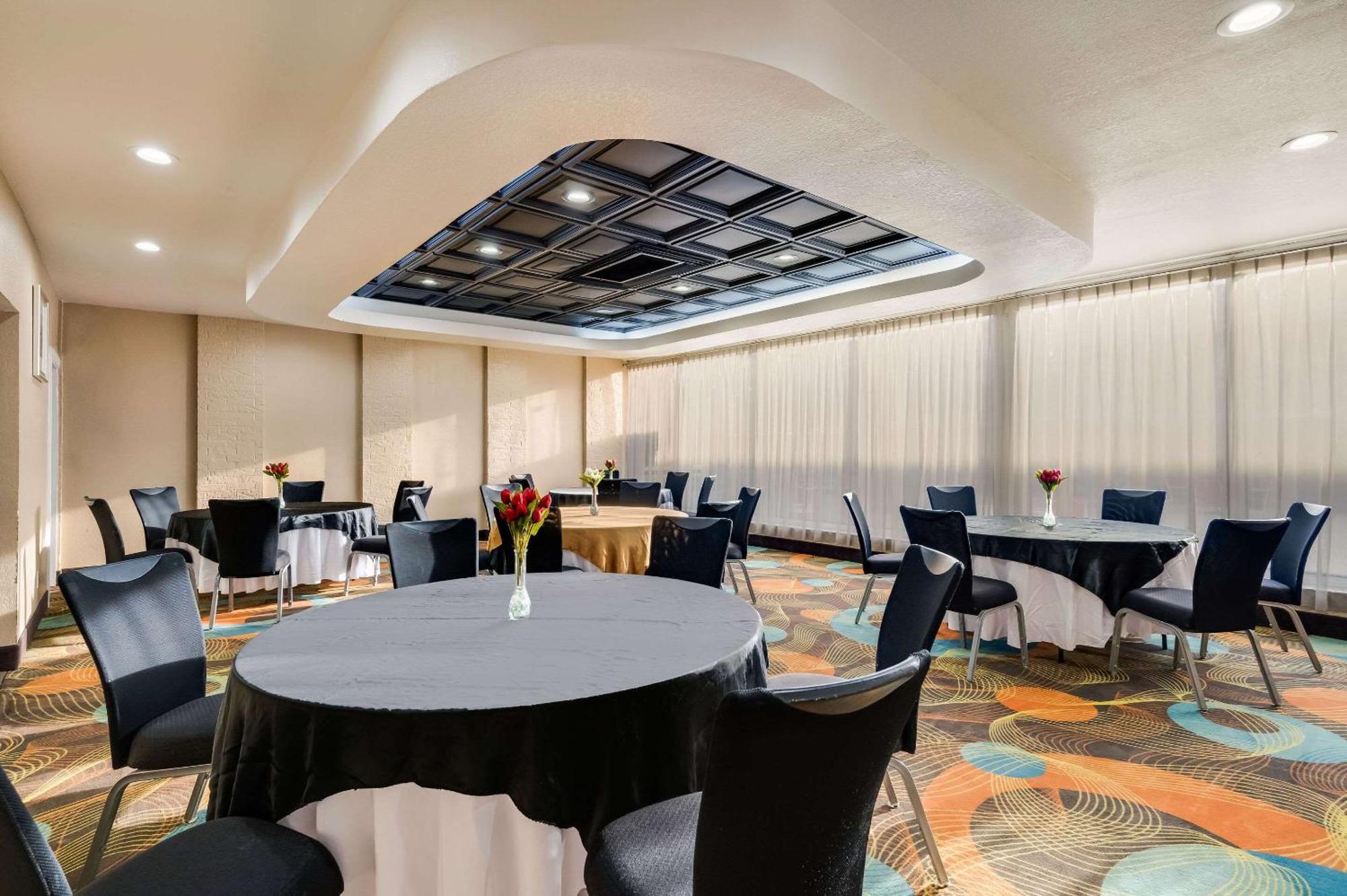Clarion Inn & Suites Russellville I-40 Ngoại thất bức ảnh