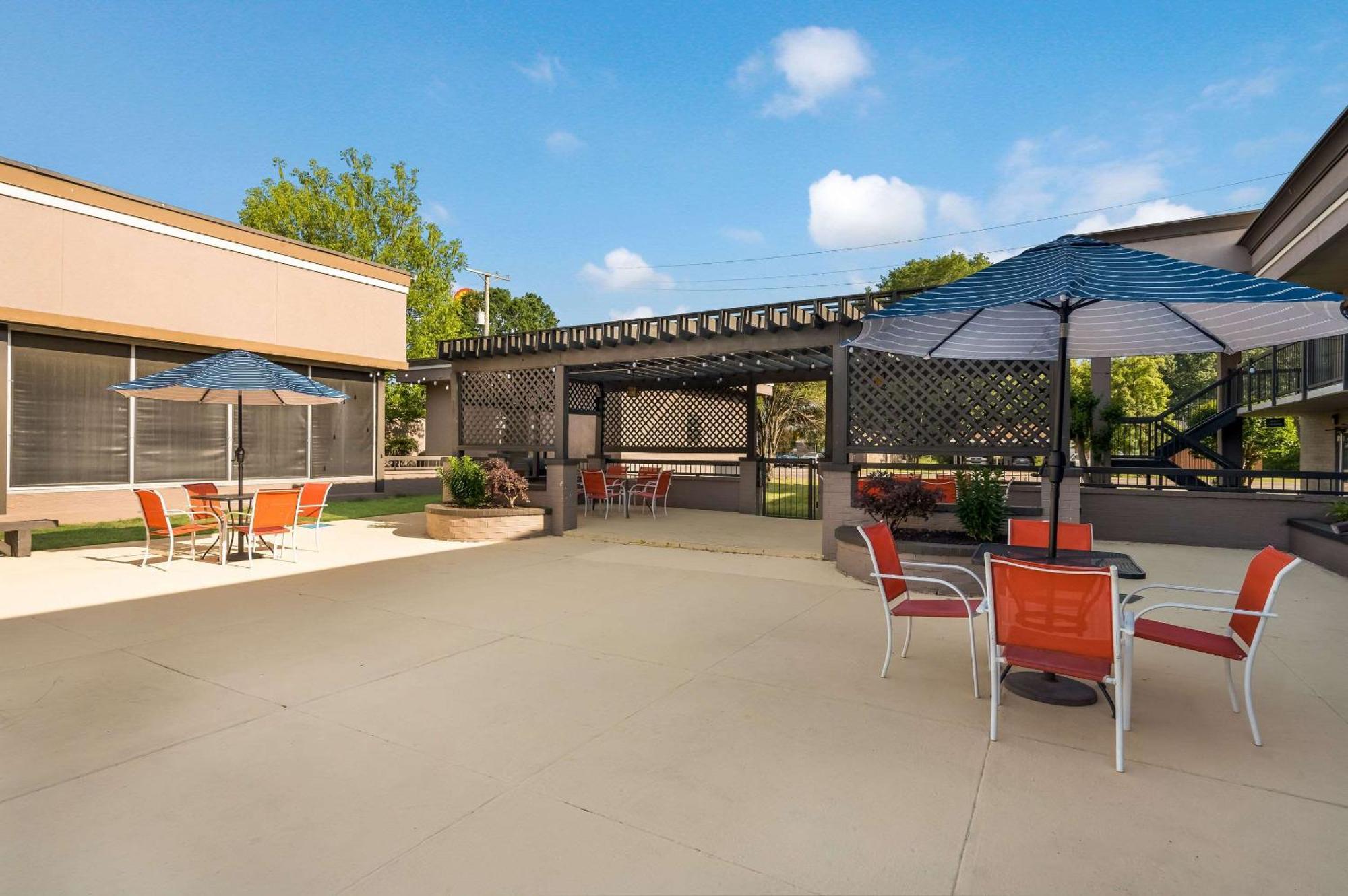 Clarion Inn & Suites Russellville I-40 Ngoại thất bức ảnh
