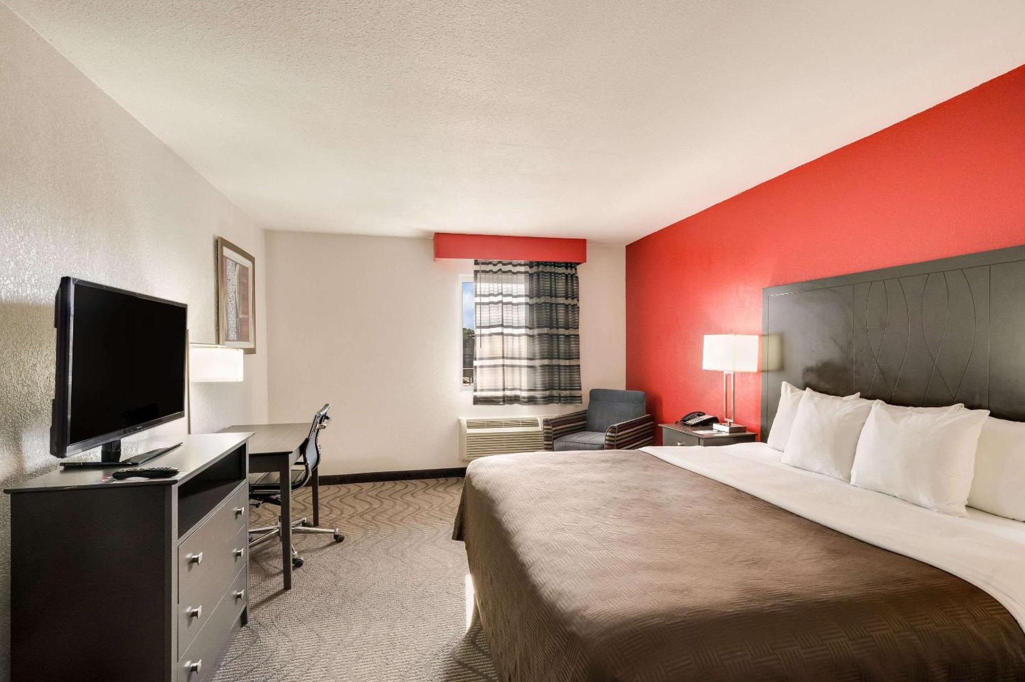 Clarion Inn & Suites Russellville I-40 Ngoại thất bức ảnh