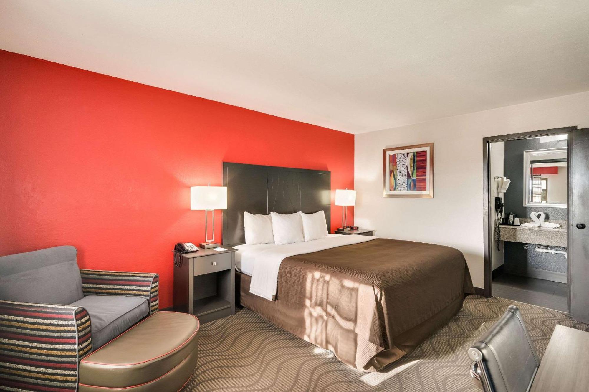 Clarion Inn & Suites Russellville I-40 Ngoại thất bức ảnh