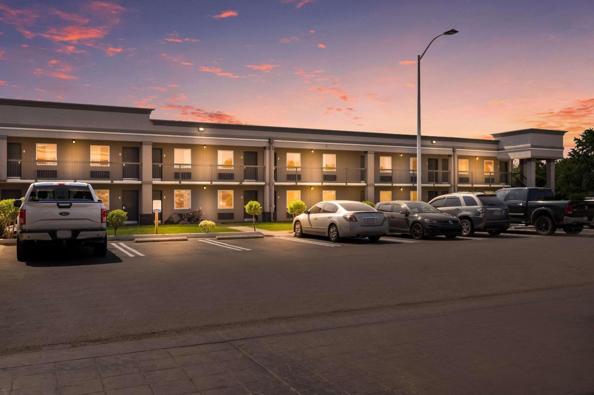 Clarion Inn & Suites Russellville I-40 Ngoại thất bức ảnh