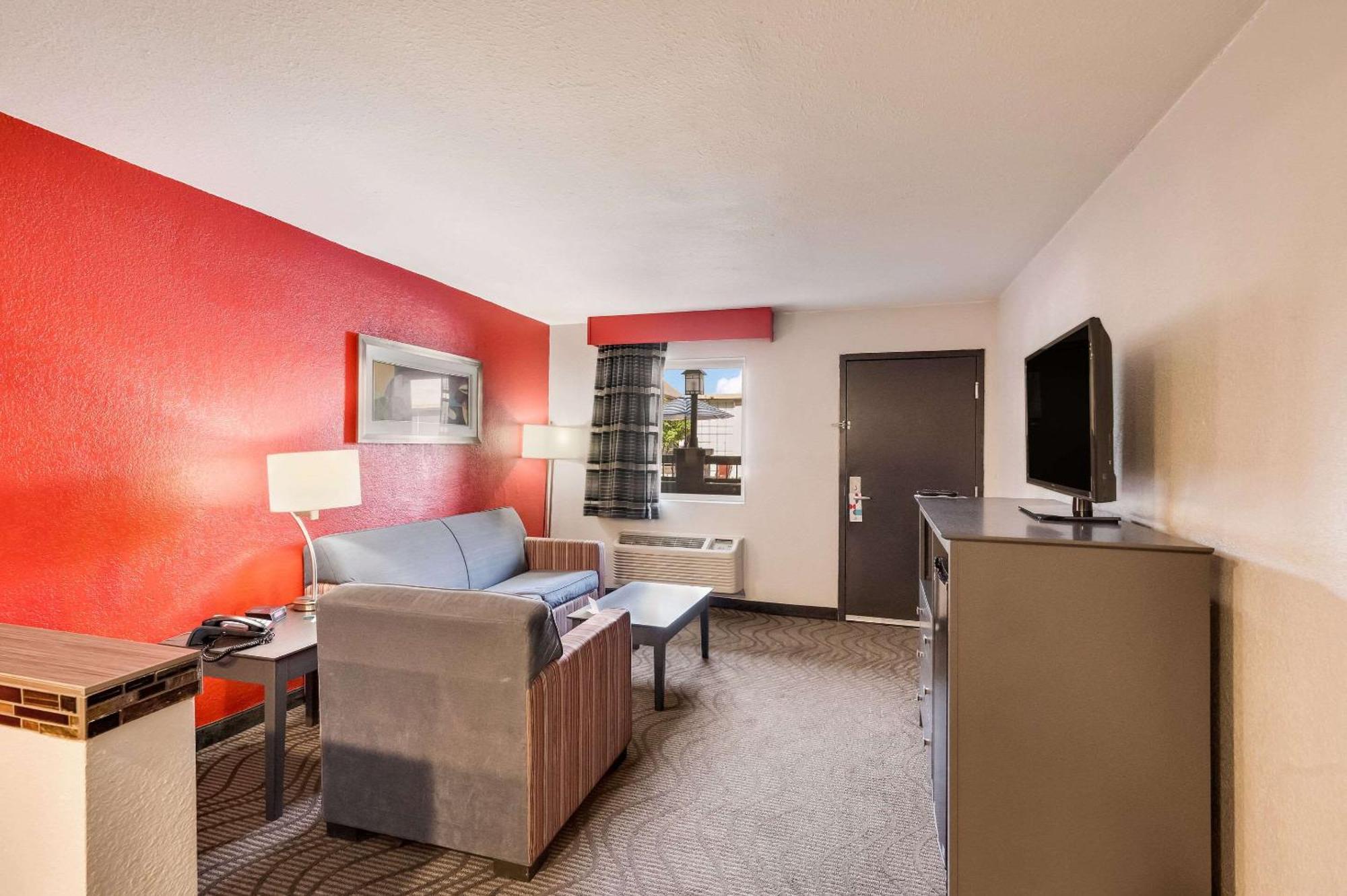 Clarion Inn & Suites Russellville I-40 Ngoại thất bức ảnh
