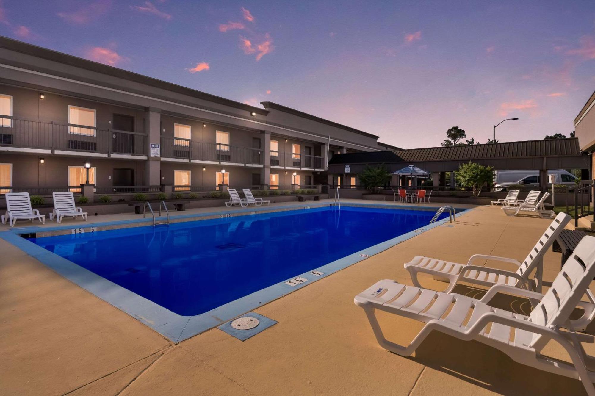 Clarion Inn & Suites Russellville I-40 Ngoại thất bức ảnh