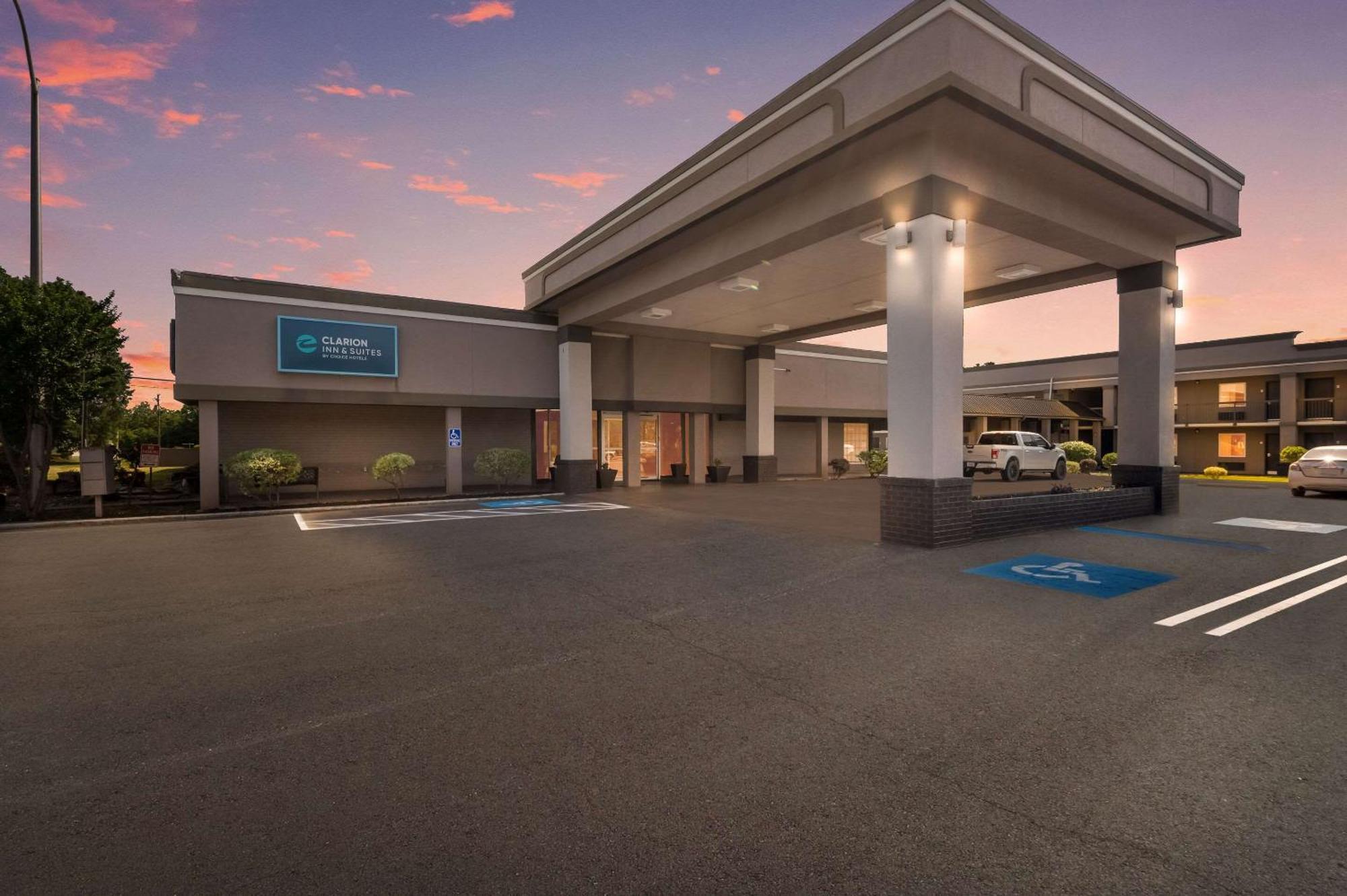 Clarion Inn & Suites Russellville I-40 Ngoại thất bức ảnh