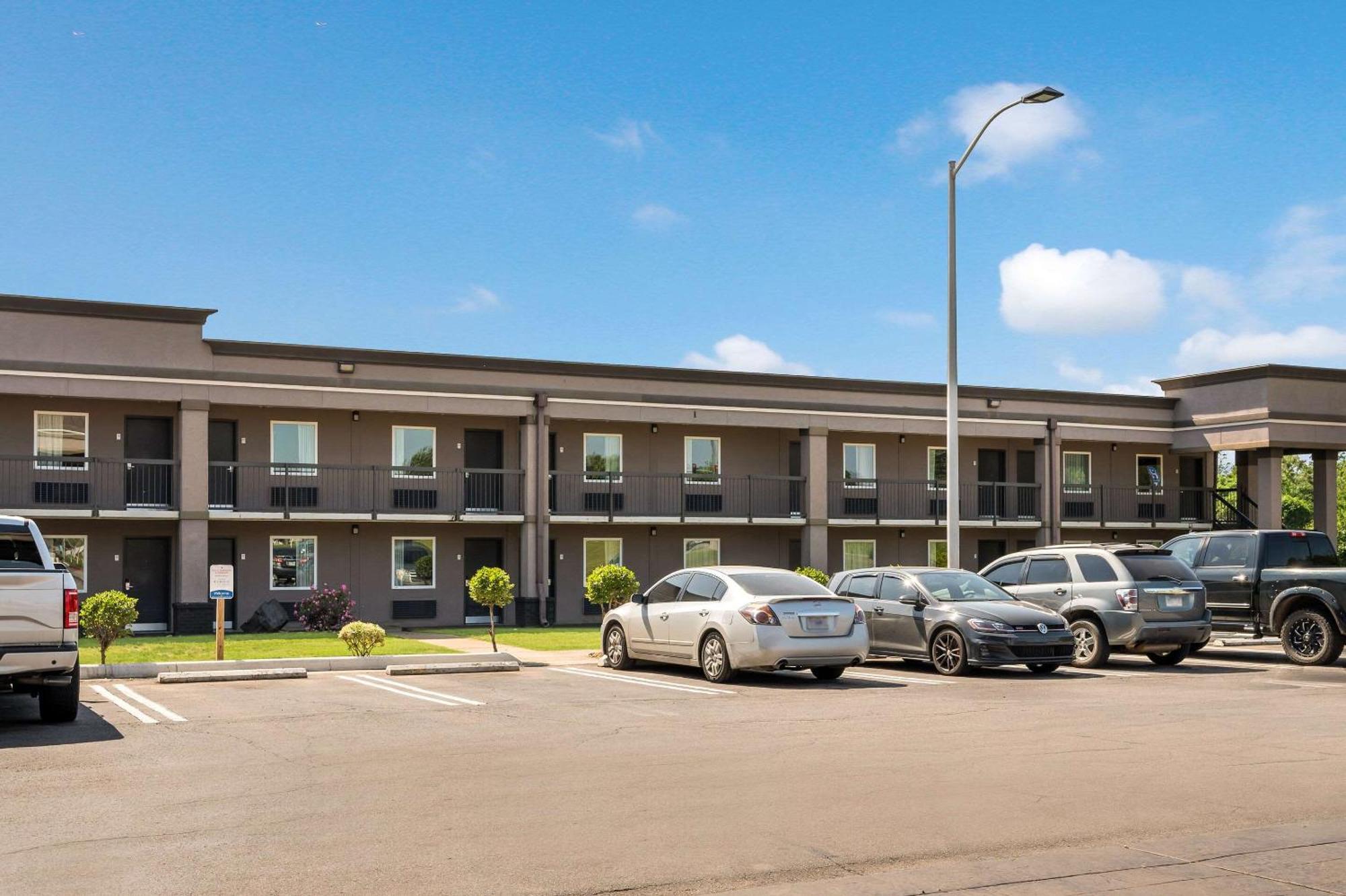 Clarion Inn & Suites Russellville I-40 Ngoại thất bức ảnh