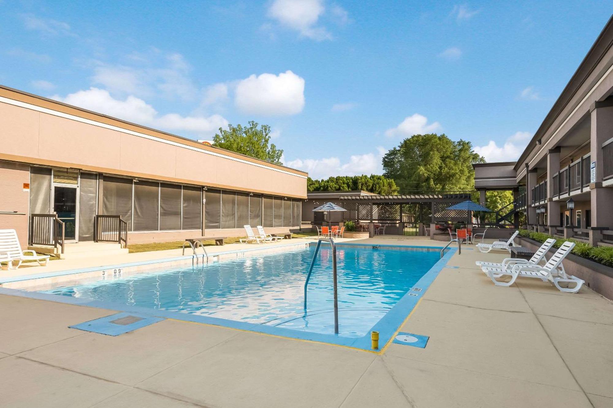 Clarion Inn & Suites Russellville I-40 Ngoại thất bức ảnh